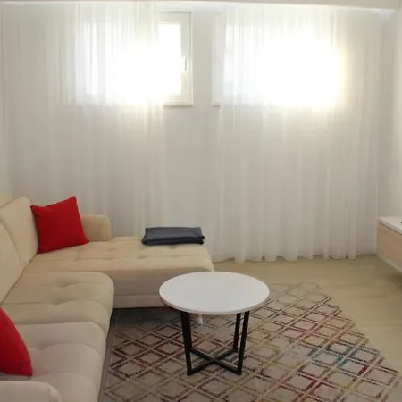 In Prestigious Building/ Main Street شقة *