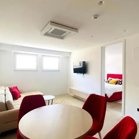 In Prestigious Building/ Main Street شقة